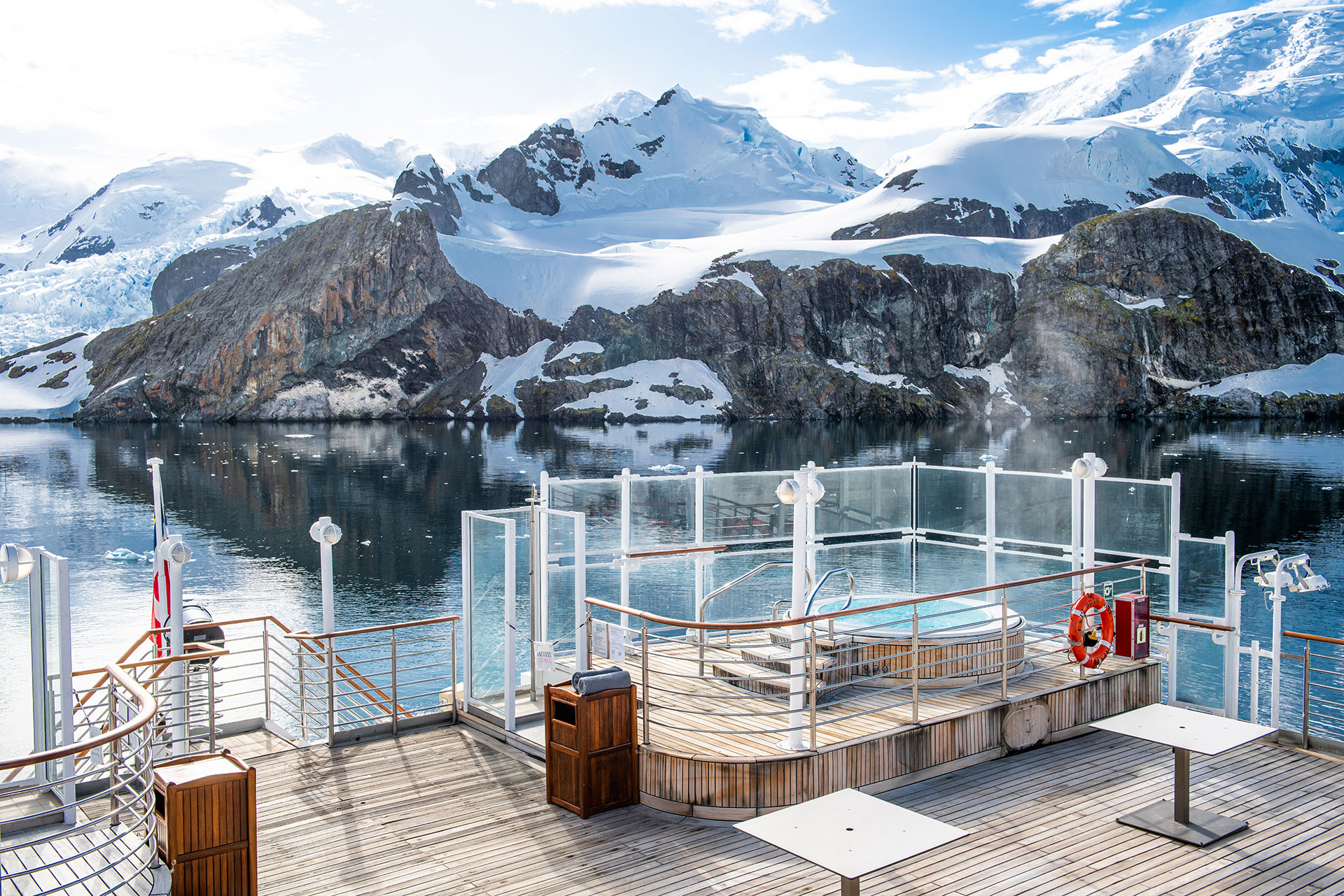 2 outdoors Jacuzzis